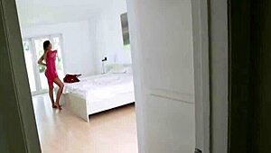 Mostohaanya vad cicijátékkal csábítja mostohafiát