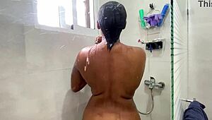 mostrando mi enorme culo dominicano en la ducha al aire libre