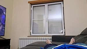 सेक्सी स्टीपमदर सोफे पर वाइल्ड सेक्स ट्रिक्स सिखाती है। उसका होममेड लेक्चर जल्दी स्टेमी हो जाता है।