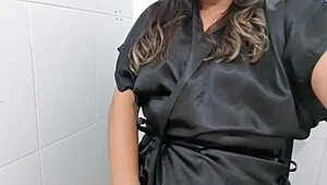 Safada Sends Hot Videos on WhatsApp!