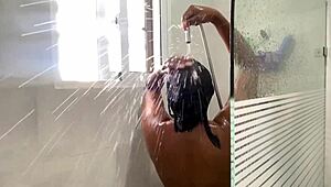 mostrando mi enorme culo dominicano en la ducha al aire libre