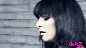 Morena tatuada en lencería con coño y tetas cubiertas de corrida