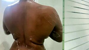 mostrando mi enorme culo dominicano en la ducha al aire libre