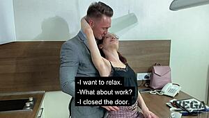 Заварена сестра чете книга и смуче твърд кур