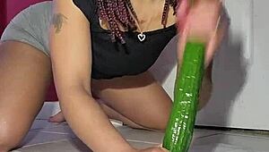 Hej, vil du se mig drille din pik mens jeg sutte en agurk? 😜