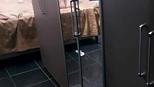 Pillé a la mujer joven usando vibrador