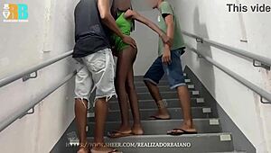 realizador baiano e casal lua e marthofficial fudendo na escada sem calcinha com o marido cuckold assistindo tudo louco de tesão 😜