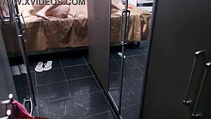 Pillé a la mujer joven usando vibrador