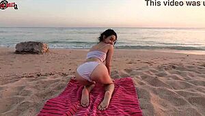 Arab amateur exhibits herself on the beach