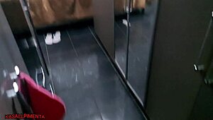 Pillé a la mujer joven usando vibrador