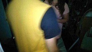 tocandole las tetas y el cuerpo a mi novia en la casa