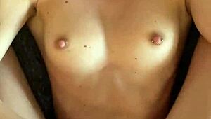 สาวตัวเล็กอเมเจอร์เสียวซ่าน เย็ดเพื่อนบ้านด้วยของเล่นสองหัว