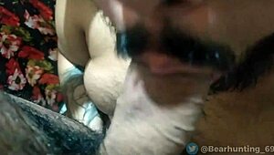 mamando o novinho no banheiro com tesão