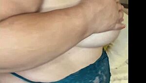 Gizemli BBW Kadın Yeşil İç Çamaşırında Büyük Göğüslerini Sergiliyor