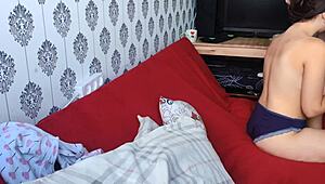 Estudiantes jóvenes follan con pasión en cámara, juguetones y cachondos