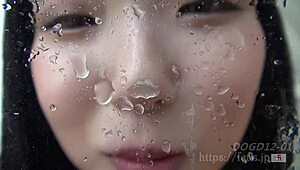 Linda beleza japonesa Kotori no jogo de saliva