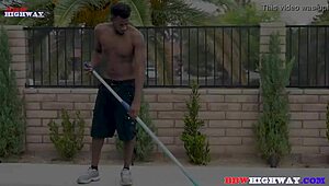 Szőke Onyx csábít medence takarítót szexi mozdulatokkal víz mellett