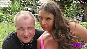 Opravdový amatérský gangbang v zahradě! Zralá Němka Susi v Berlíně oplodněná.