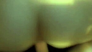 Млада французойка се чука мръсно вкъщи в брутален режим