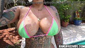 Fucking hot Asian babe by the poolside affair