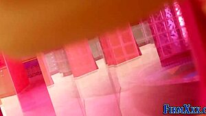 Rubia tetona chorrea y recibe corrida facial