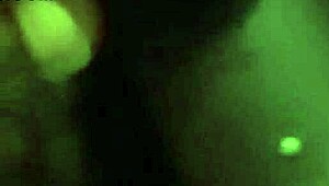 ¡Sí, vibrándole ese coño peludo ebony hasta correrse a chorros!