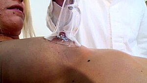 Nezkušená dívka se nechá tvrdě a gejnout v divoké seanci.