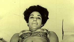 Vintage ženy skúmajú svoju divokú stránku vonku s chlpatými telami a prirodzenými krivkami v interracial zábave