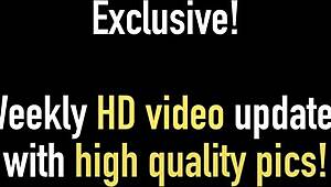 I soveværelset, Vicky Vette ligger i fishnet lingerie mens Sunny Lane fingerer hendes våde fisse med legetøj