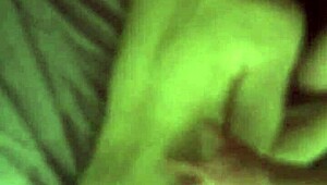 Blonde petite salope deepthroat dans le lit de ses colocs de dortoir