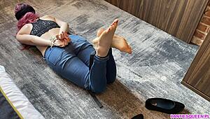 tied up stepsister gives the best footjob ever... wow! 😍