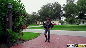 Karcsú szőke megül kopasz punciját creampie arconlövéssel