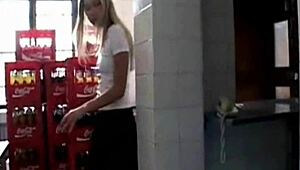 قذفت لبني على وش بنت 18+ كلها، أوبس!