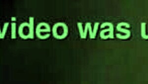¡Sí, vibrándole ese coño peludo ebony hasta correrse a chorros!