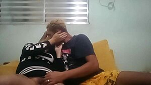 Svetlolaska milf sedi za intenzivno medrasno sesanje in hardcore jebanje kurca