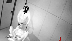 BDSM hardcore sešlost s provazy a extrémním análním bušením v divokém prostředí