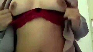 Enaknya main sama guling jadi liar di kamar tidur pribadi