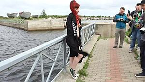 Nahá na veřejnosti? Nemůžu uvěřit, že se svléká venku pro všechny!