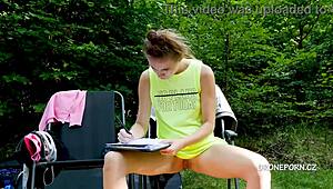 Hé, mate la jeune étudiante Nelas qui flash sa chatte en upskirt à la plage ! Tellement chaud ! 😍