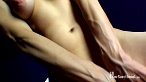 Trinity Tunjuk Perut Telanjang di Show Fetish Gay