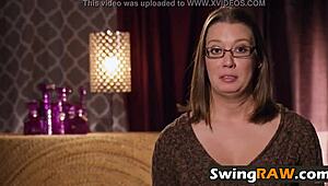 אורגיה של סווינגרים עם ברונטית פרועה