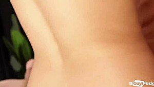 Tizio abbronzato con capezzoli sexy scopa biondo e bambolina 18+