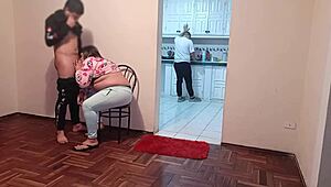 Follando a Mi Amiga Mientras Esposo Lava Platos Sin Notar