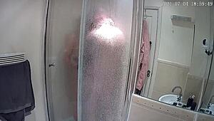 Аматорская пара шаловит дома с бритой женой