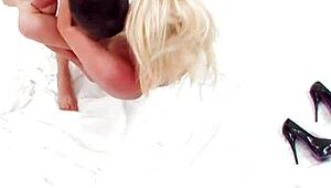 Jeg føler meg overveldet av blonde Victoria White som tar på seg den enorme kukken, kroppen min skjelver ved hver støt