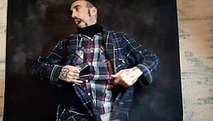 In a spanish solo session, a gay guy strokes his cock and fingers his ass