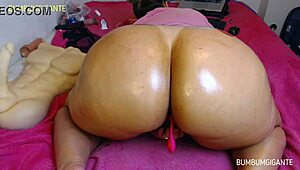 me puse aceite en el culo e invité a fans a grabarme follando