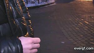 Prietenul sărac lipit pământului permite prietenului sexy să o găurească pe fosta iubită pentru bani