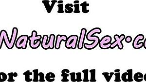 בחורה חובבנית עם ציצים קטנים מקבלת זיון בכוס במשגל וקאוגירל בחוץ