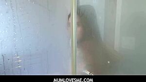 Matrigna emo formosa Joanna Angel succhia e scopa sotto la doccia